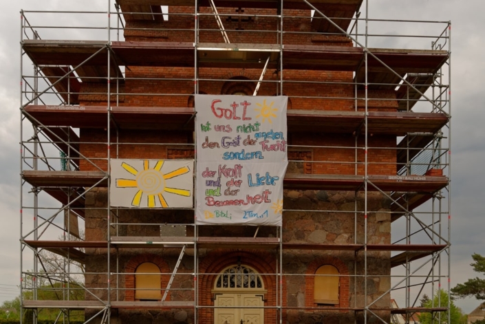 Die Hoffnungszeichen an der Wegeziner Kirche