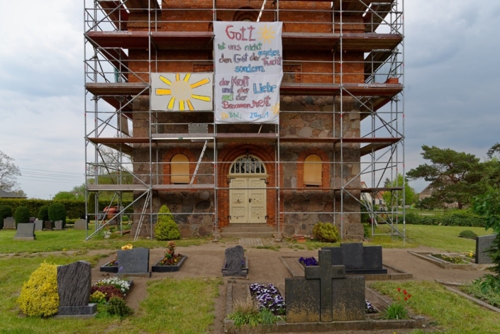 Die Hoffnungszeichen an der Wegeziner Kirche