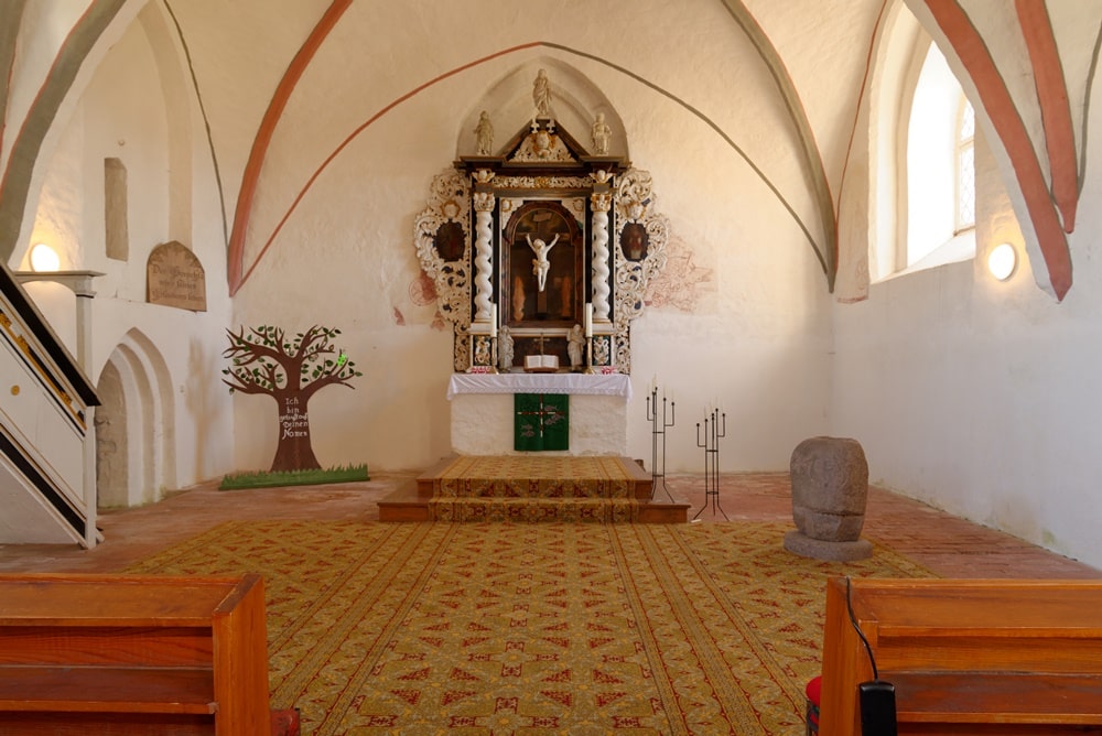 Blick auf Altarbereich, Taufstein und Abgang zur Sakristei in der Kirche in Krien