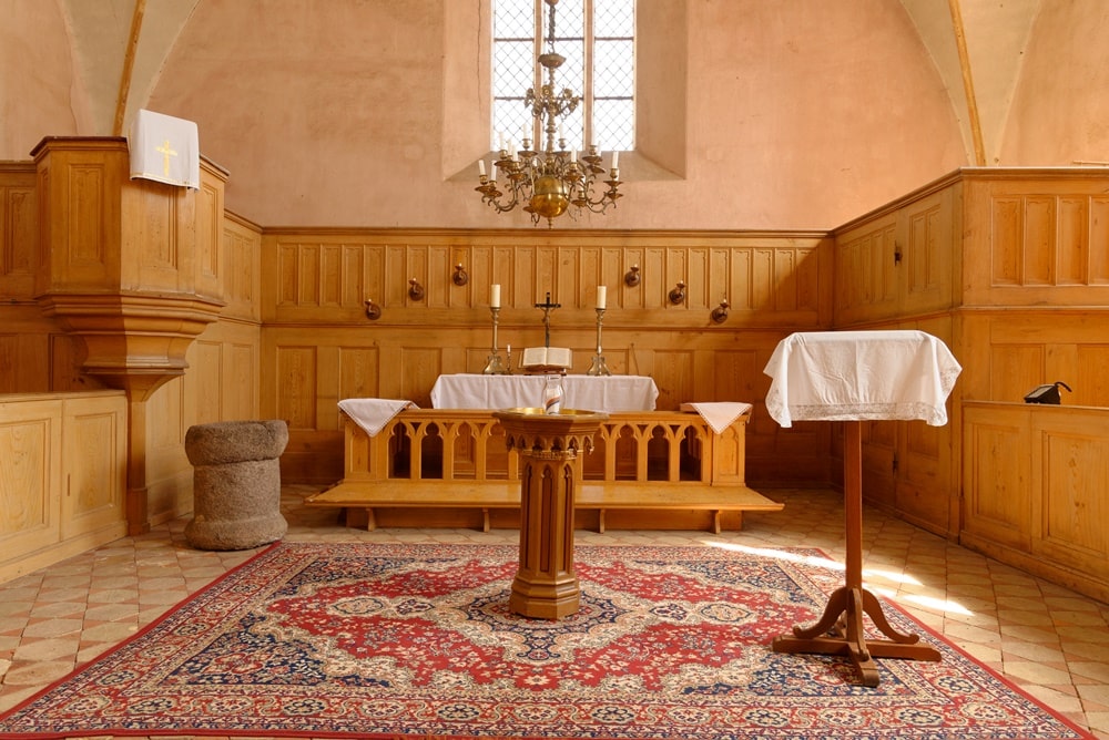 Altarraum, Kanzel und Patronatsgestühl in der Kirche in Gramzow