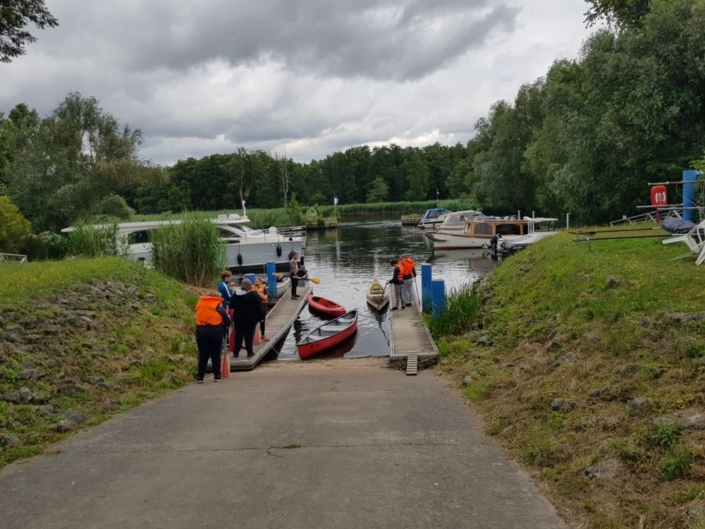 Kanus am Wasserwanderrastplatz in Stolpe sind vorbereitet und es kann losgehen.