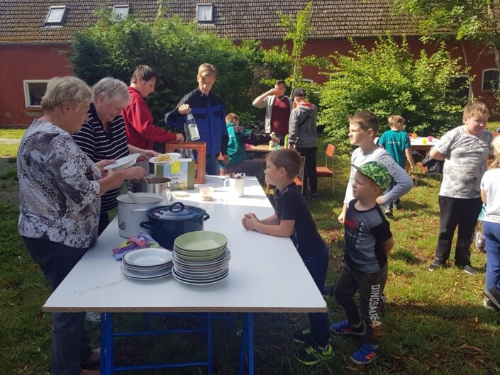 Mittagessen beim Kinder Kirchentag am 29.08.2020 in Krien