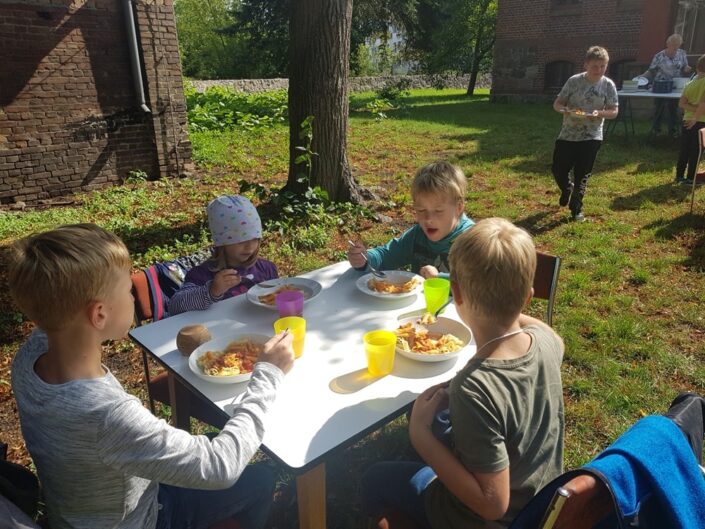 Mittagessen beim Kinder Kirchentag am 29.08.2020 in Krien