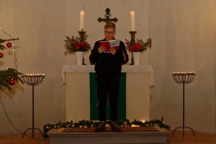 Heiligabend 2020 in der Kirche in Wegezin - Markus Kolberg liest die Weihnachtsgeschichte