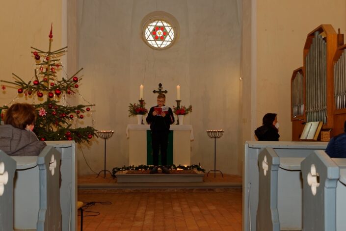 Heiligabend 2020 in der Kirche in Wegezin - Markus Kolberg liest die Weihnachtsgeschichte