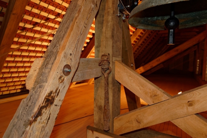 Der alte und der neue Klöppel der Glocke in der Kirche in Wegezin