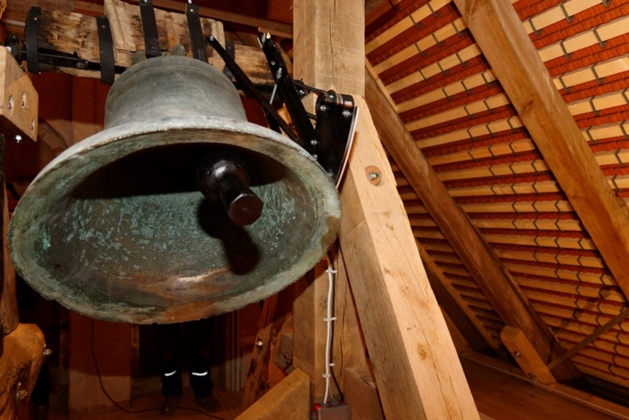 Die Glocke der Kirche in Wegezin in Funktion