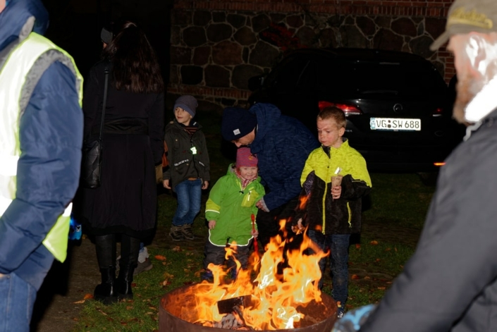 Vor dem Gemeindehaus Krien