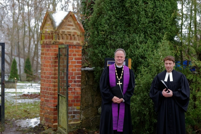 Landesbischof Tilman Jeremias und Pastor Helge Jörgensen vor der Dorfkirche Steinmocker