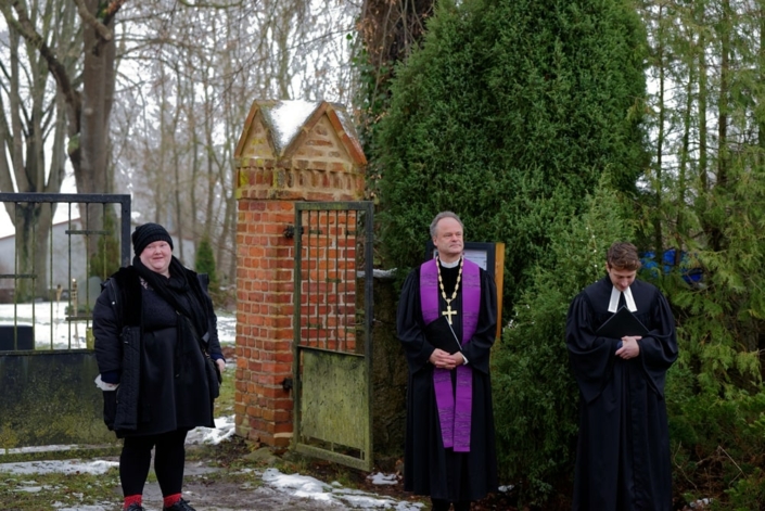 Künstlerin Caroline Barth, Landesbischof Tilman Jeremias und Pastor Helge Jörgensen