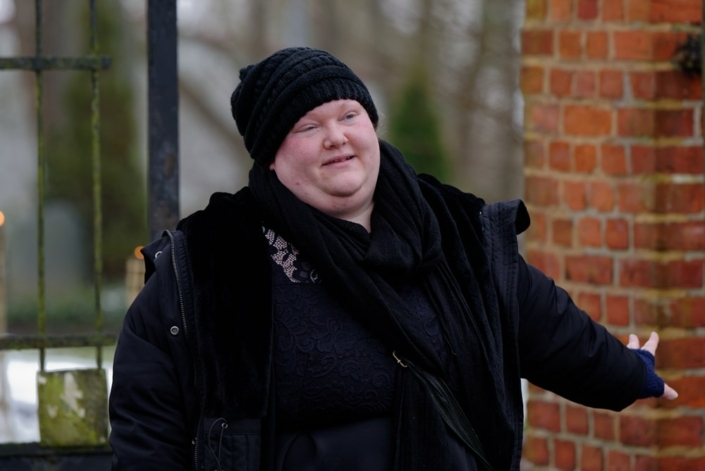 Die Künstlerin Caroline Barth aus Greifswald erklärt die Kunstinstallation in Steinmocker