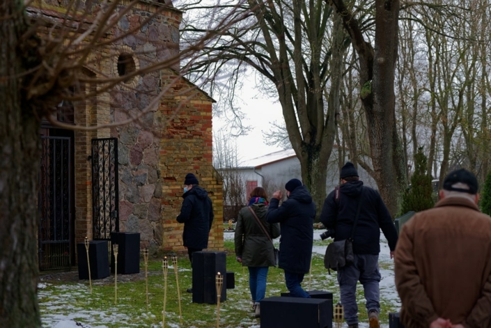 Besucher auf dem Weg zur Dorfkirche Steinmocker Mon Amour