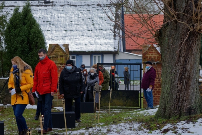 Besucher auf dem Weg zur Dorfkirche Steinmocker Mon Amour