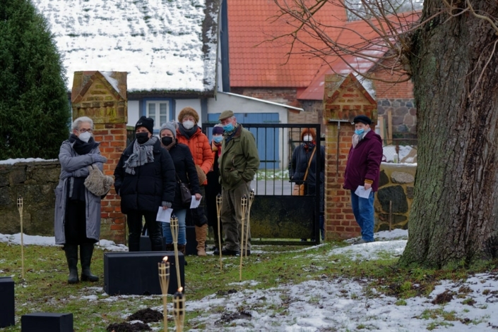 Besucher auf dem Weg zur Dorfkirche Steinmocker Mon Amour