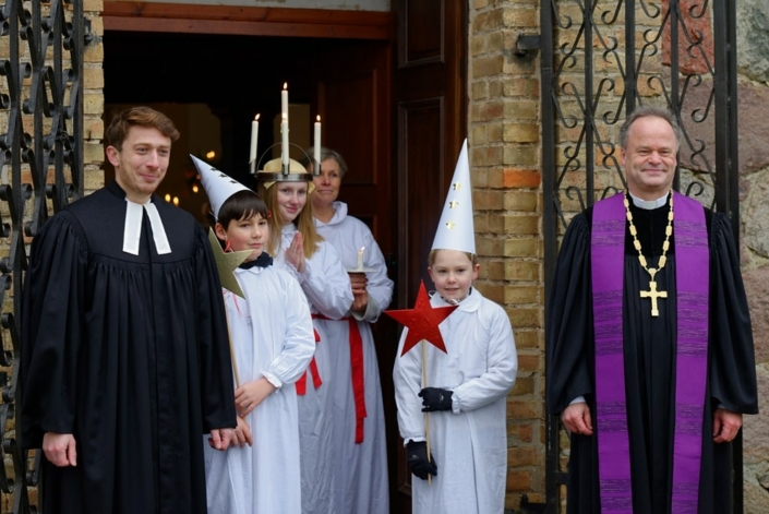 Akteure der Opernale Greifswald zwischen Pastor Helge Jörgensen und Landesbischof Tilman Jeremias