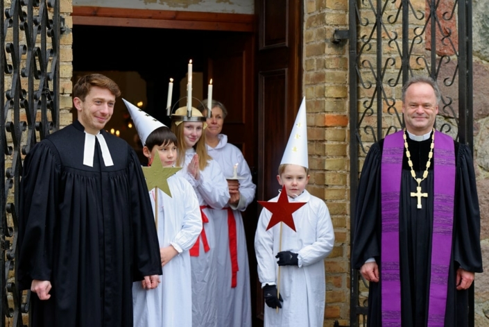 Akteure der Opernale Greifswald zwischen Pastor Helge Jörgensen und Landesbischof Tilman Jeremias