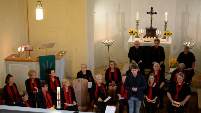 Der Kirchenchor Krien/Iven in der Kirche in Wegezin & Pastor Helge Jörgensen