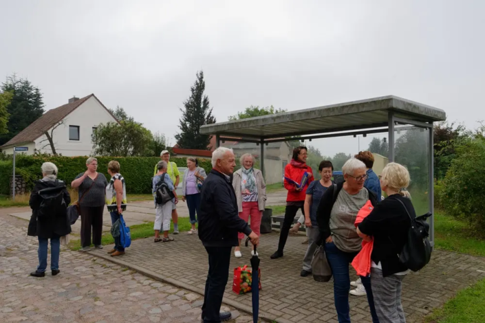 Warten um 06:40 Uhr in Krien auf den Bus zum Chorfest Schwerin