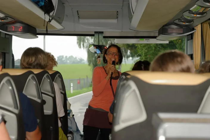 Chorleiterin Kathrin Schulz begrüßt alle Gäste im Bus zum Chorfest Schwerin