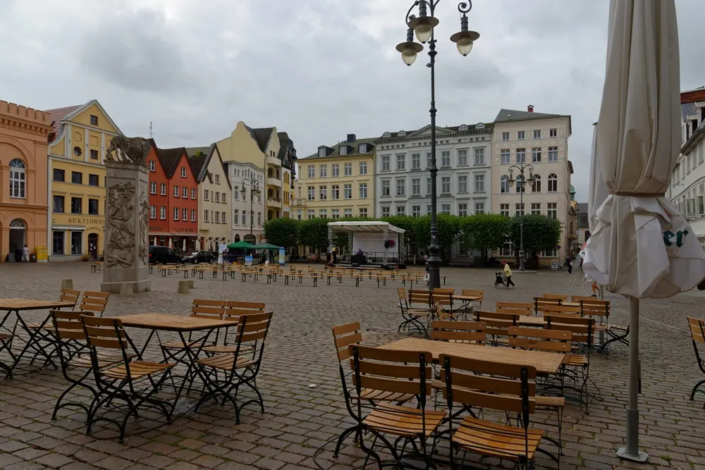 Der Schweriner Marktplatz wartet auf dieGastchöre ..