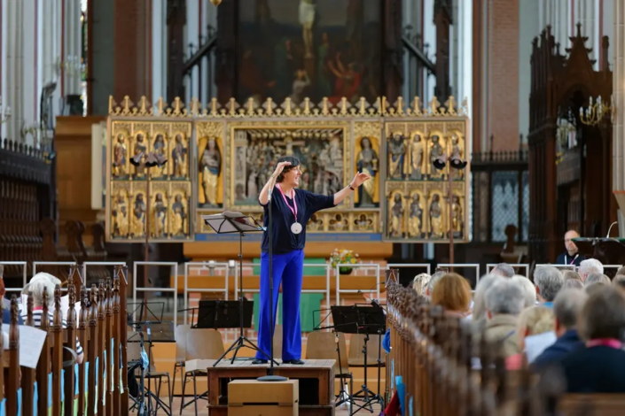 Landeskantorin Christiane Hrasky dirigiert die Chöre