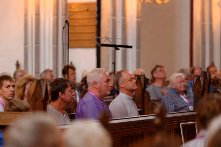 (Re. Mitte) Bischof Tilman Jeremias und Kirchenmusiker Eckhard Broxtermann (Li. Mitte)