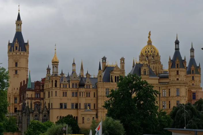 Schweriner Schloss von Norden betrachtet ...