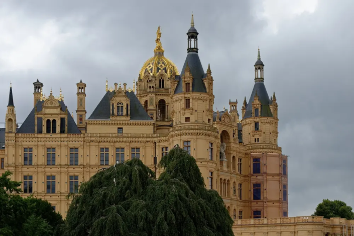 Schweriner Schloss von Norden betrachtet ...