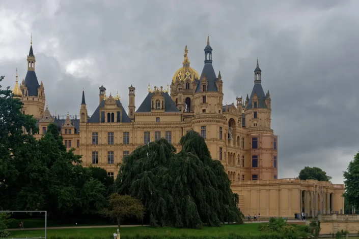 Schweriner Schloss von Norden betrachtet ...