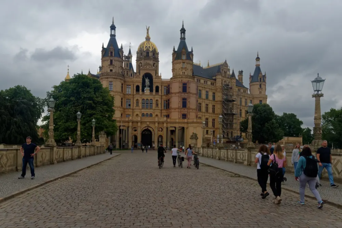 Zufahrt zum Schweriner Schloss - Sitz des Landtages Mecklenburg-Vorpommern