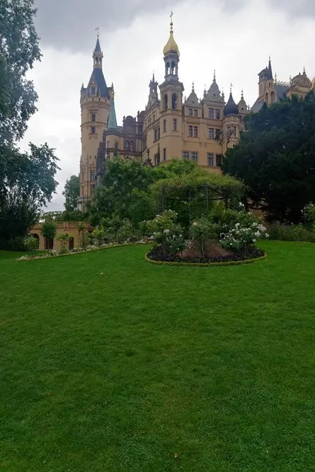 Im Schlossgarten um das Schweriner Schloss