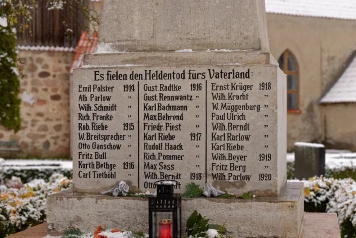 Das Kriegerdenkmal auf dem Kriener Friedhof im November 2022 zum Gedenken der Gefallenen