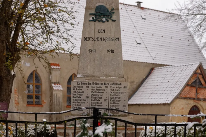 Das Kriegerdenkmal auf dem Kriener Friedhof im November 2022 zum Gedenken der Gefallenen