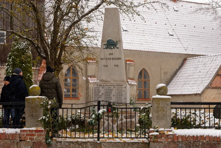 Das Kriegerdenkmal auf dem Kriener Friedhof im November 2022 zum Gedenken der Gefallenen