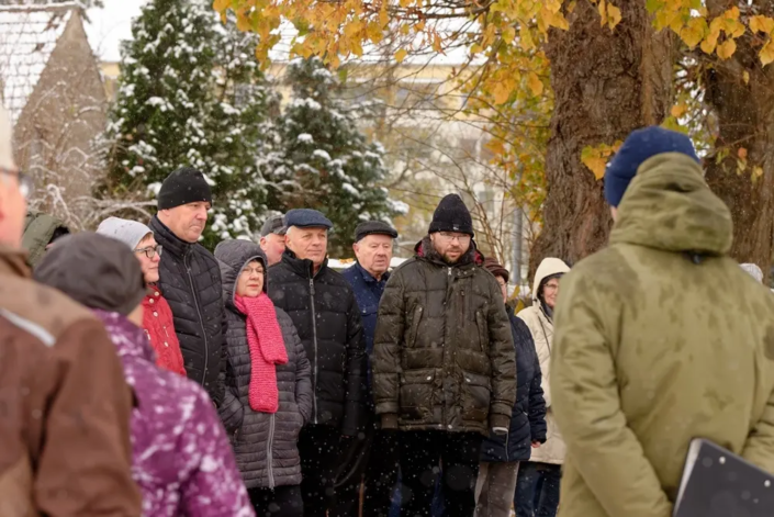 Kriener Bürger bei der Einweihung des Kriener Kriegerdenkmals