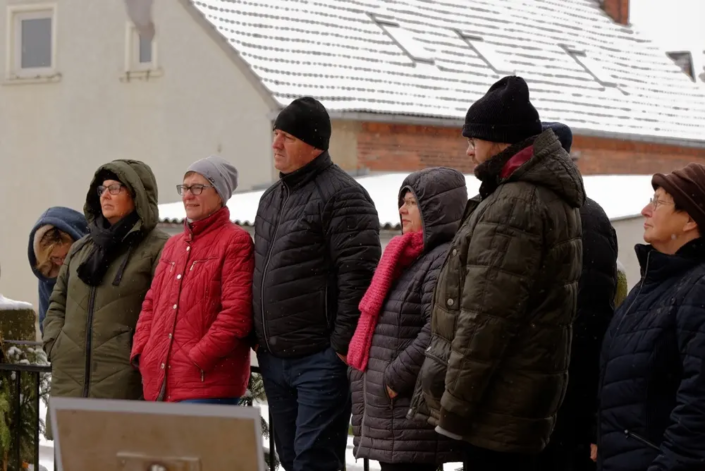 Kriener Bürger bei der Einweihung des Kriener Kriegerdenkmals