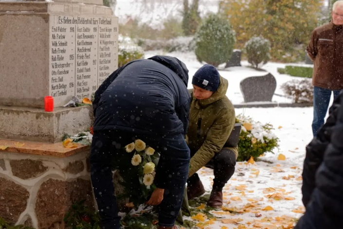 Kranzniederlegung am Denkmal durch Bürgermeister Mike Stegemann und Pastor Helge Jörgensen