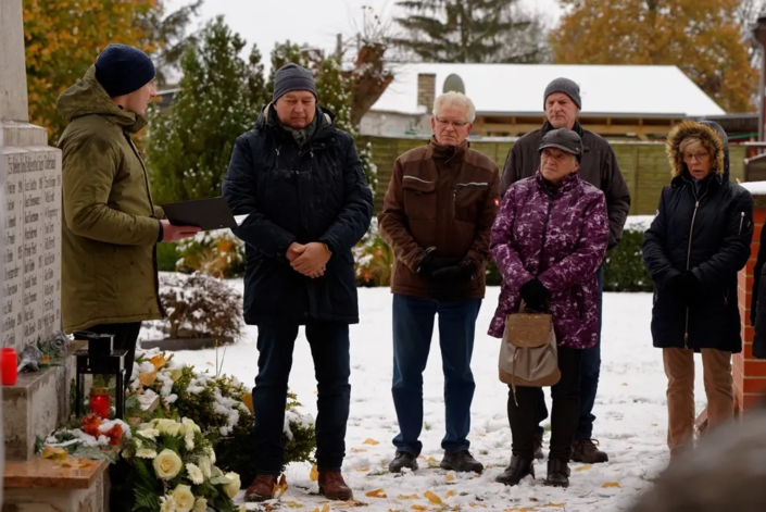 Pastor Helge Jörgensen mit mahnenden Worten bei der Einweihung des Kriener Kriegerdenkmals