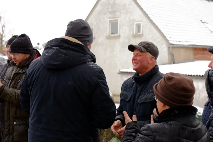 Armin Pasewald war maßgeblich an der Restaurierung des Denkmals beteiligt und BM Mike Stegemann dankte dafür