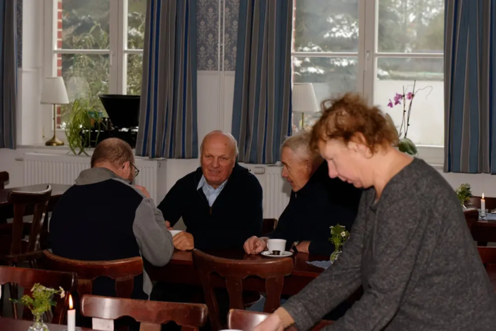 Austausch bei Kaffee & Kuchen im Gemeindehaus De olle Schoul in Krien