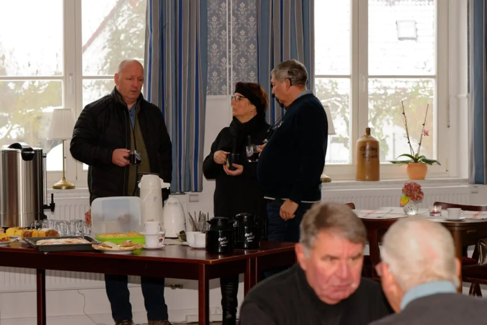 Austausch bei Kaffee & Kuchen im Gemeindehaus De olle Schoul in Krien