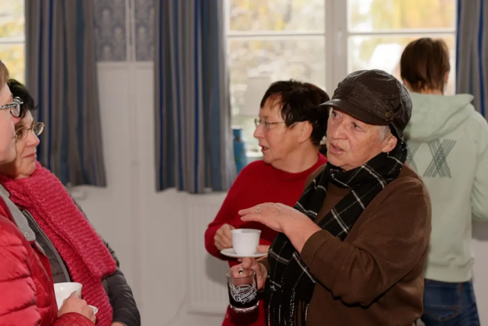 Austausch bei Kaffee & Kuchen im Gemeindehaus De olle Schoul in Krien