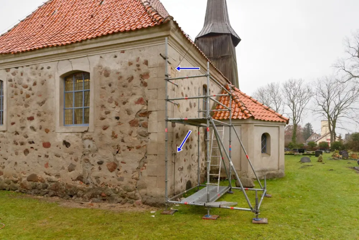 Zuganker quer zum Kirchenschiff