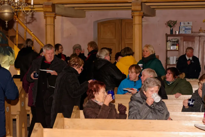 Die Kirche in Gramzow am 3. Advent 2022 lud zu Kaffee, Glühwein und Gebäck