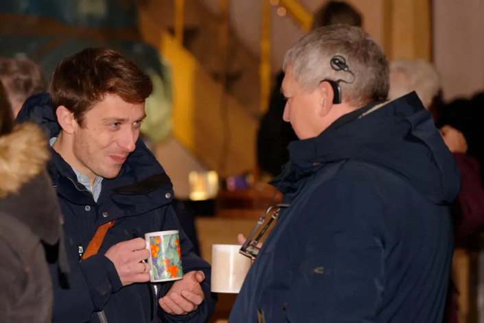 Pastor Helge Jörgensen im Gespräch mit Bürgermeister Mike Stegemann am 3. Advent in Gramzow