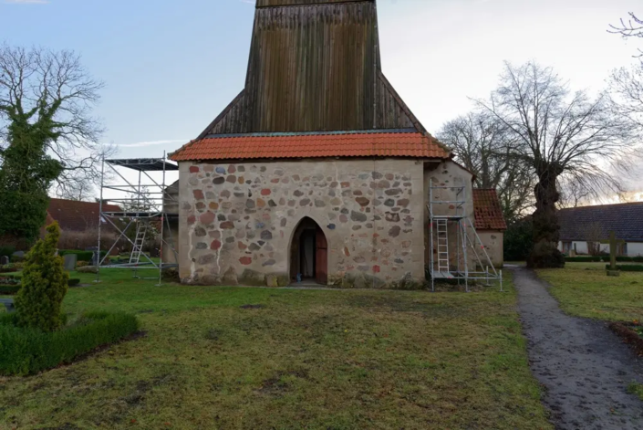Der Natursteinunterbau des Kirchturmes in Iven