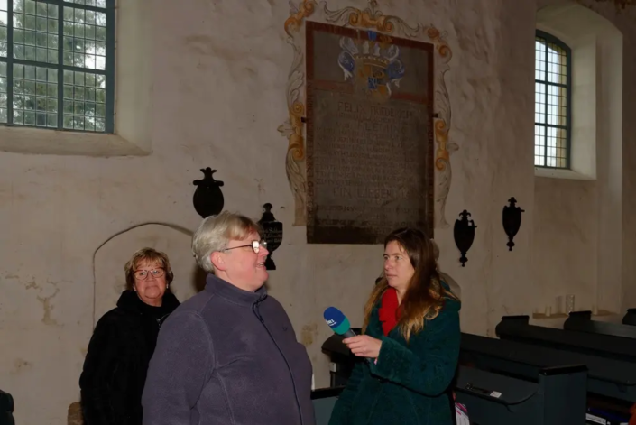 Kristine Fischer erzählt zur Kirche in Iven