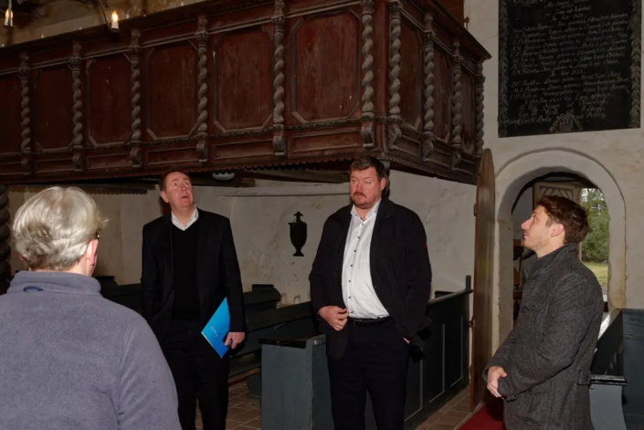 Heiko Miraß & Marcel Falk mit Pastor Helge Jörgensen und Kristine Fischer in der Kirche in Iven