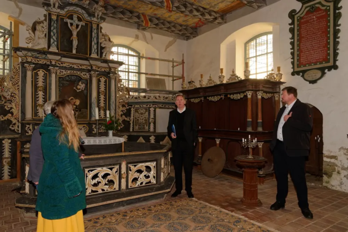 Heiko Miraß, Marcel Falk vor dem Altar und Patronatsgestühl in der Kirche in Iven