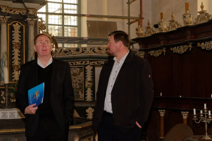 Heiko Miraß und Marcel Falk in der Kirche in Iven